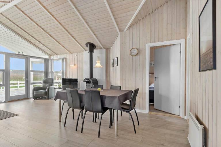 Family-oriented house with barbeque, hot tub & sauna | Pets allowed — photo 3