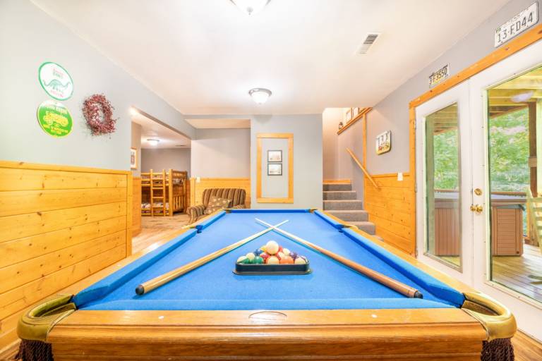 Waterfront S'mores, Hot Tub Soaks, Game Nights, Family Movies & Nearby Attractions - River Retreat — photo 3