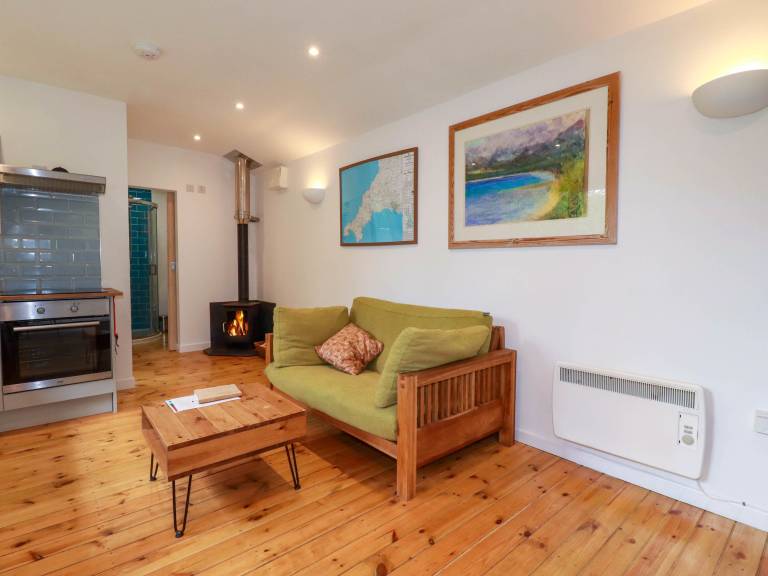 Cottage with barbeque, hot tub & garden | Pets allowed — photo 3