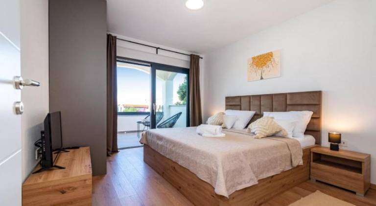 Holiday apartment with patio, yard & barbeque in Novalja