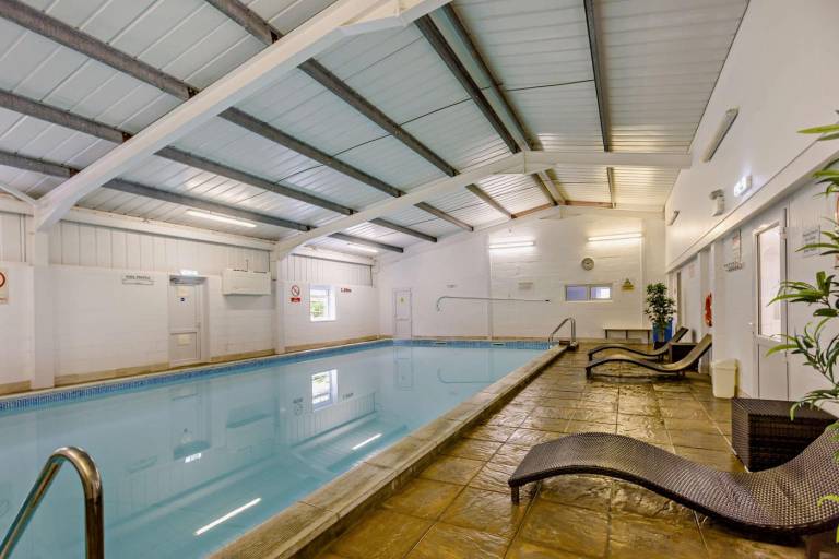 Fully equipped beautiful cottage with yard & pool | Pets allowed in Bude