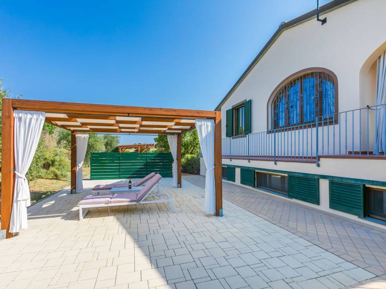 Fully equipped spacious vacation home with private pool, patio & barbeque | Pet-friendly — photo 4