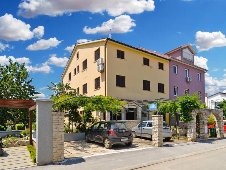 Apartment with barbeque & patio in Pula