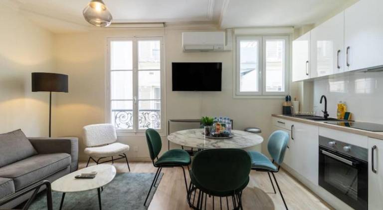 B2Two BedroomsChamps ElyseesArc de TriompheAC — photo 2