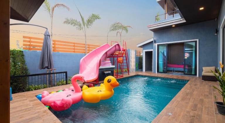 House with barbeque, private pool & patio in Phetchaburi