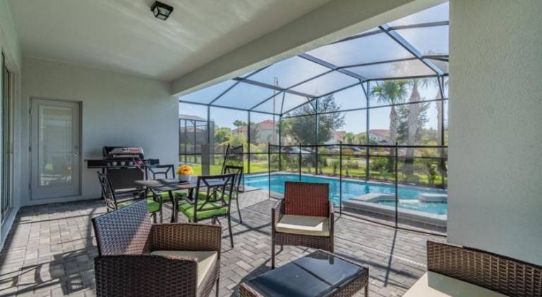 House with pool — photo 5