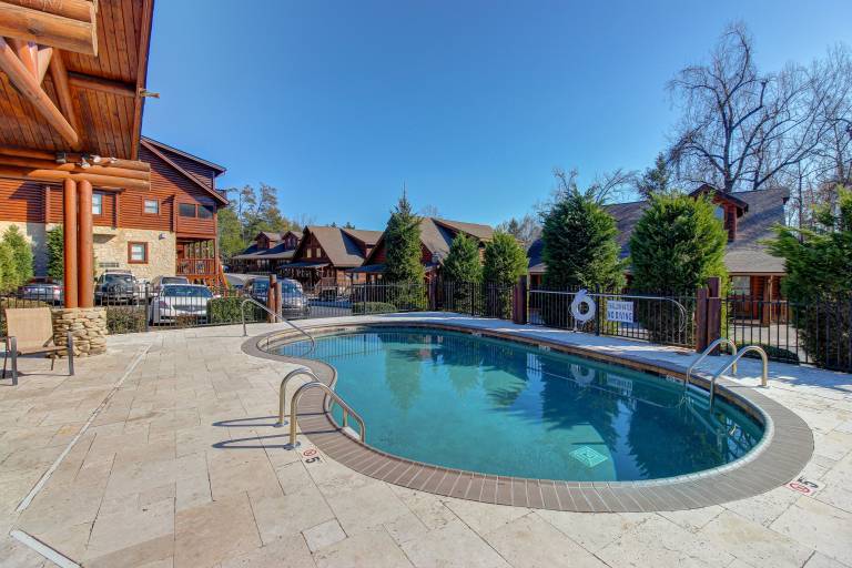 Near Dtwn! Multi-Level Pigeon Forge Cabin w/ Pool in Pigeon Forge, TN