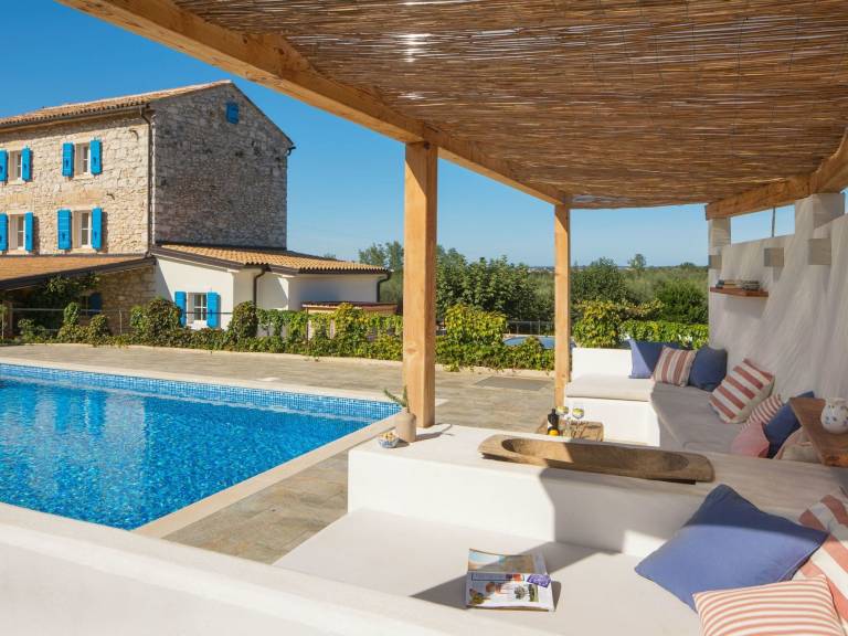 Vacation home with barbecue & private pool — photo 2