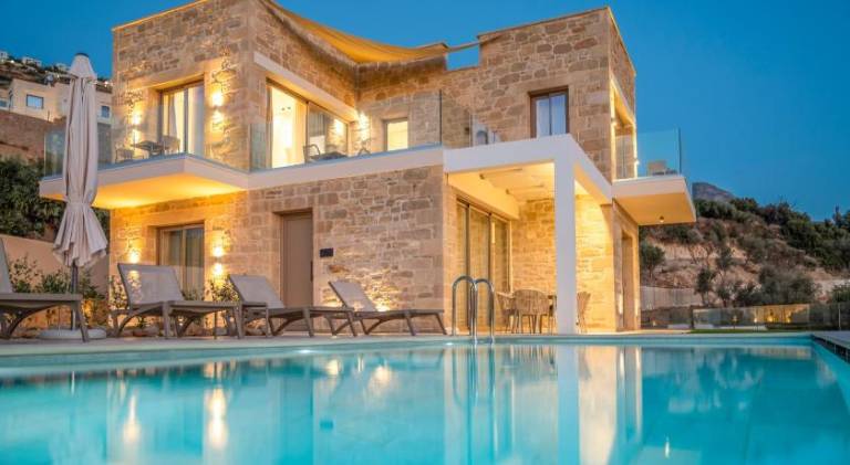 Villa with yard, private pool & hot tub in Kissamos