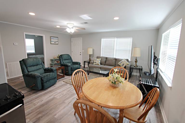 Child-friendly vacation home with patio & grill | Next to the beach | Pet-friendly — photo 5