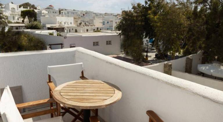 Serviced apartment with pool, garden & patio — photo 5