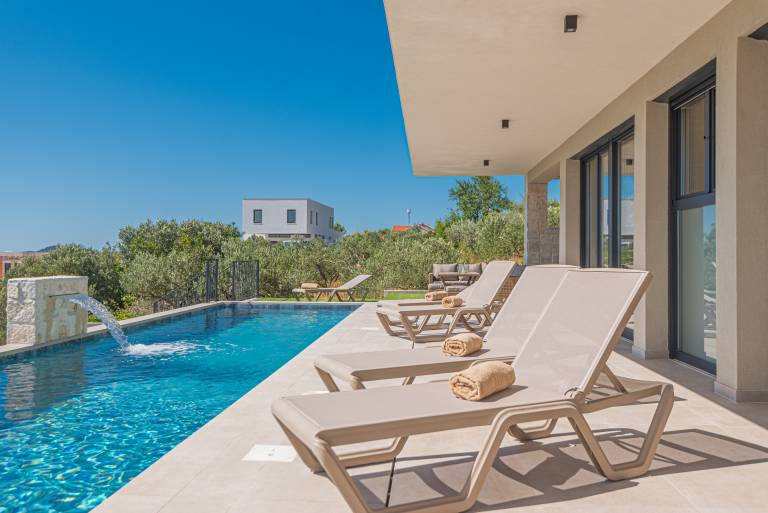 Villa with private pool, patio & BBQ | Garden view — photo 3