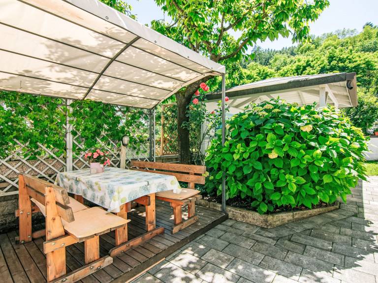 Rental apartment with barbecue, yard & patio — photo 5