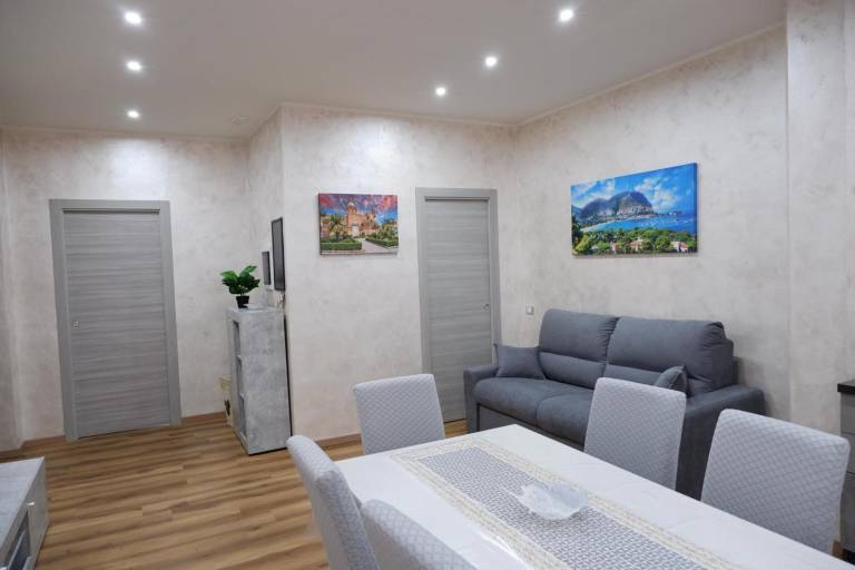'Oreto Central Station' Apartment with Balcony, Wi-Fi and Air Conditioning — photo 3