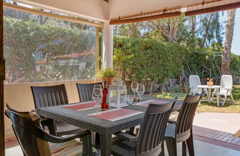 Lovely bungalow with patio, yard & pool | Pets allowed — photo 5