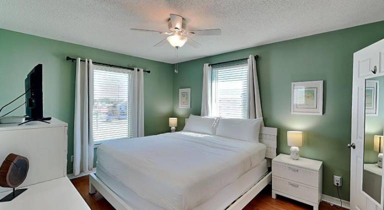 Apartment with pool & hot tub | Pets allowed in Miramar, FL