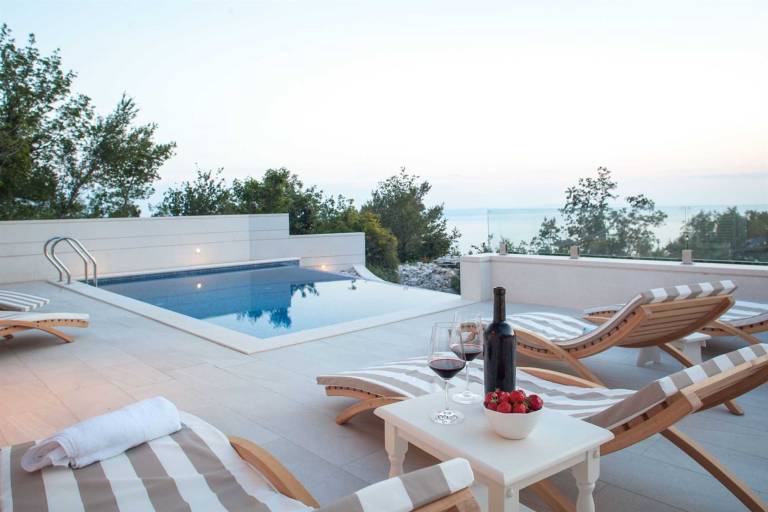 Fully equipped villa with patio, barbecue & private pool | City view | Dogs allowed — photo 3