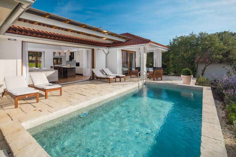 Lovely villa with terrace, garden & pool | Dogs allowed in Rovinj