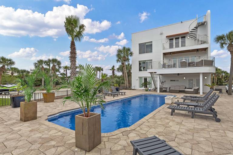 Vacation home with yard & barbecue | Garden view | Beach nearby | Dogs allowed in Destin, FL