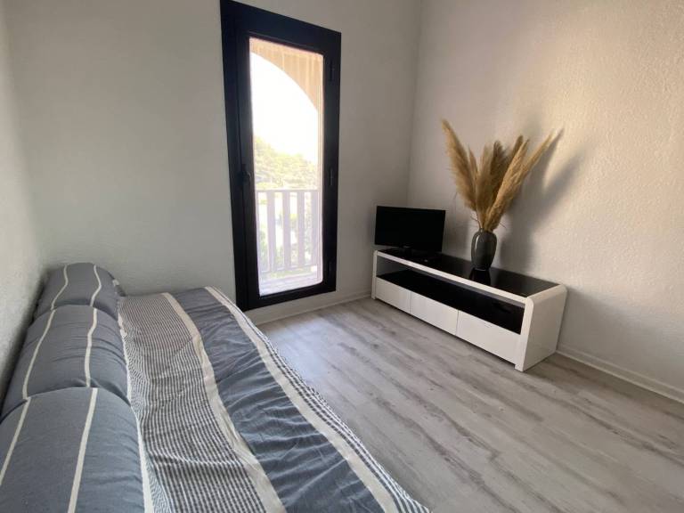 Beachfront 1BR Loft with Terrace, Parking, and Close to Shops in Port Leucate — photo 2