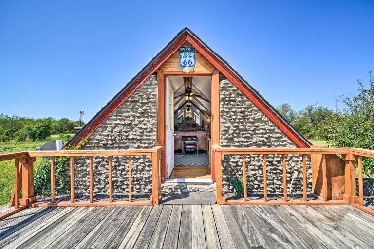 The Rockhouse Cottage with Deck on Tulsa Farm