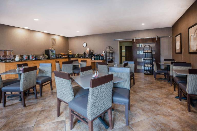 La Quinta Inn & Suites by Wyndham Eugene — photo 5
