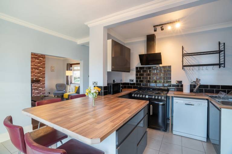 Stylish 3 Bed House Free Parking