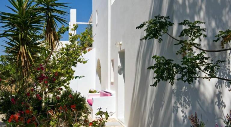 Vacation home with patio & yard in Milos