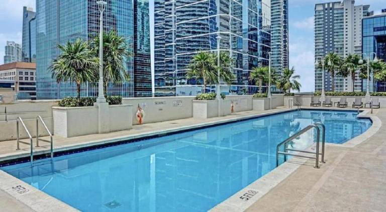 Holiday apartment with hot tub, pool & patio in Miami, FL