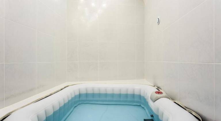 Holiday apartment with hot tub, patio & private pool | Close to Louvre | Suitable for remote work — photo 5
