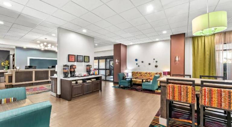 Flag Point Inn & Suites Pratt — photo 4