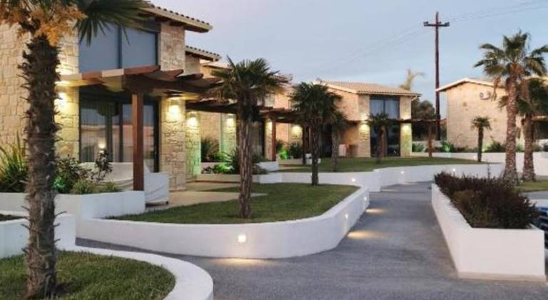 Wonderful house with patio, private pool & garden | Pets allowed — photo 3