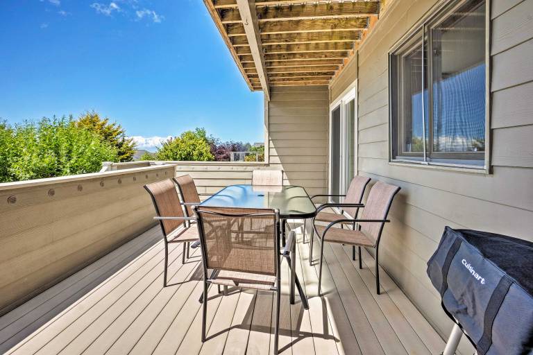 Chic Coos Bay Home w/ Pacific Ocean Views! — photo 2