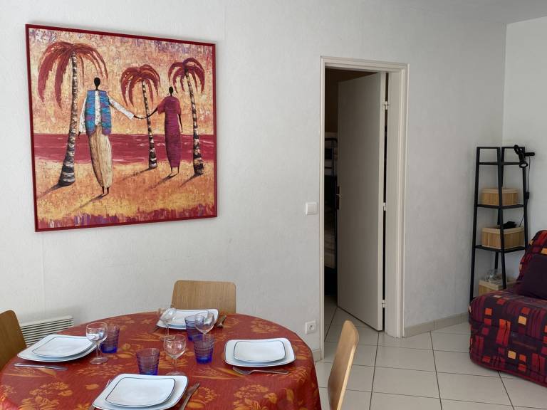 Cozy Garden-Level Studio Near Beach in Cabourg – Pet Friendly, Sleeps 4 — photo 4