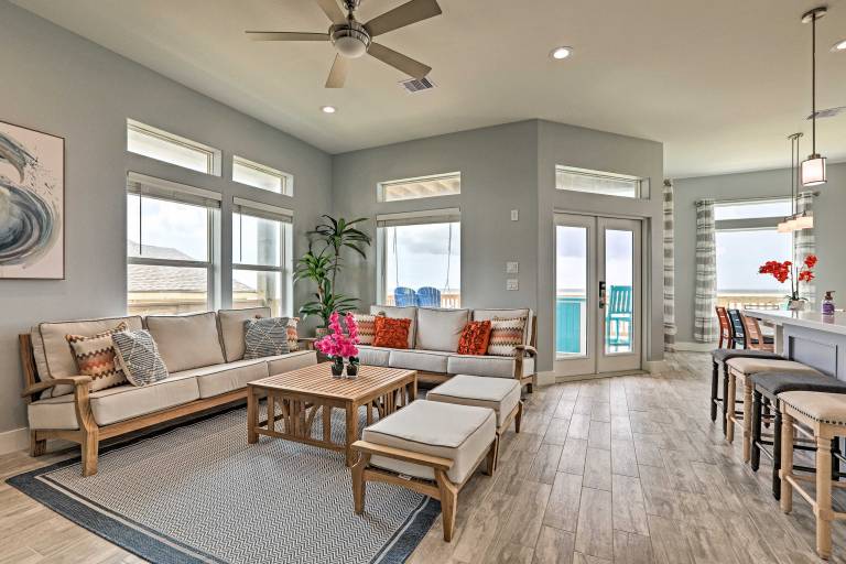 ‘Villa Azul’ Home in Galveston w/ Ocean-View Deck! — photo 5