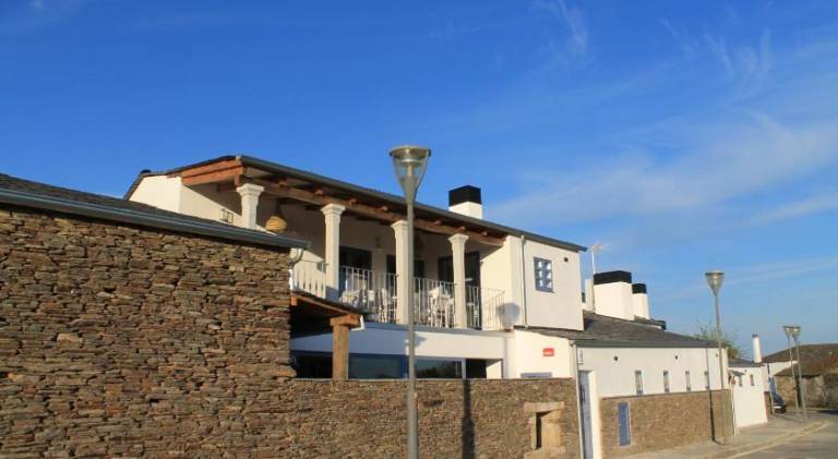Villa with terrace & yard in Lugo