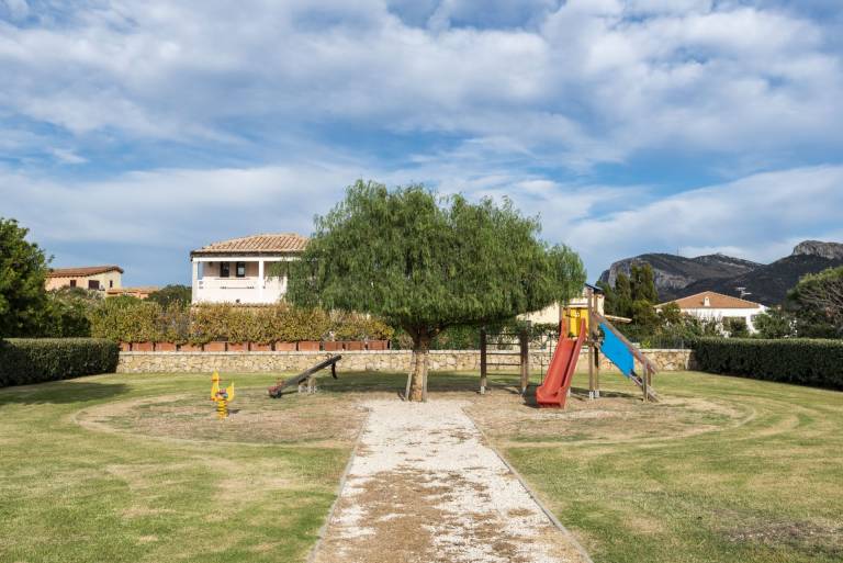 Villetta has two levels with beautiful sea view and located in front of a small park for children an — photo 2