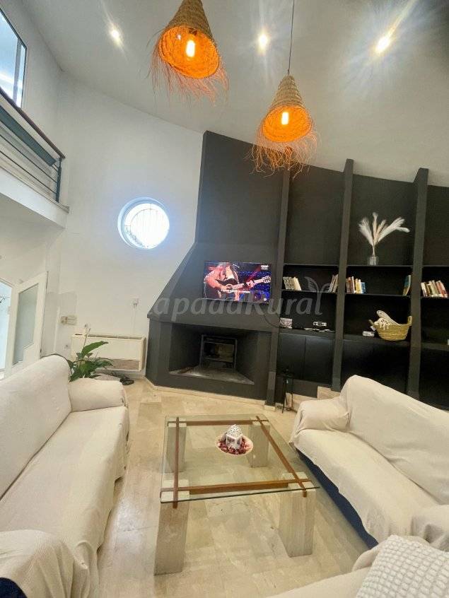 Cottage with pool, patio & barbeque | Lake view — photo 3