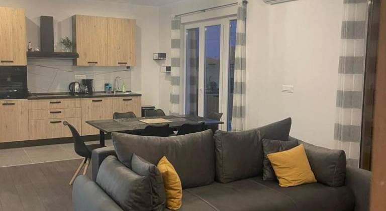 Holiday apartment with patio & barbeque in Omis