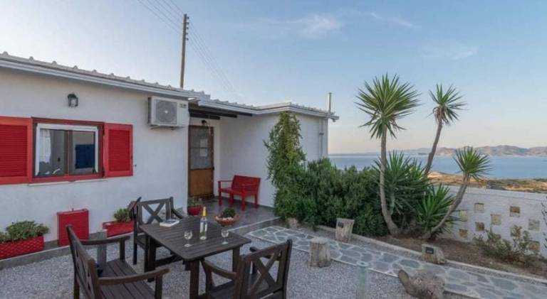 Charming house with patio | Pets are welcome in Milos