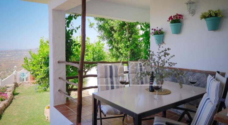 Vacation home with patio, barbecue & garden — photo 4