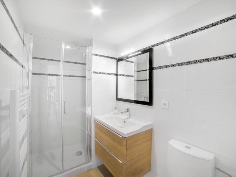Vue Mer in Toulon with 2 bedrooms and 1 bathrooms — photo 5