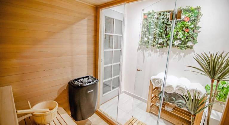 Modern Central Luxury Home with Hot Tub Sauna 12PPL in Sheffield