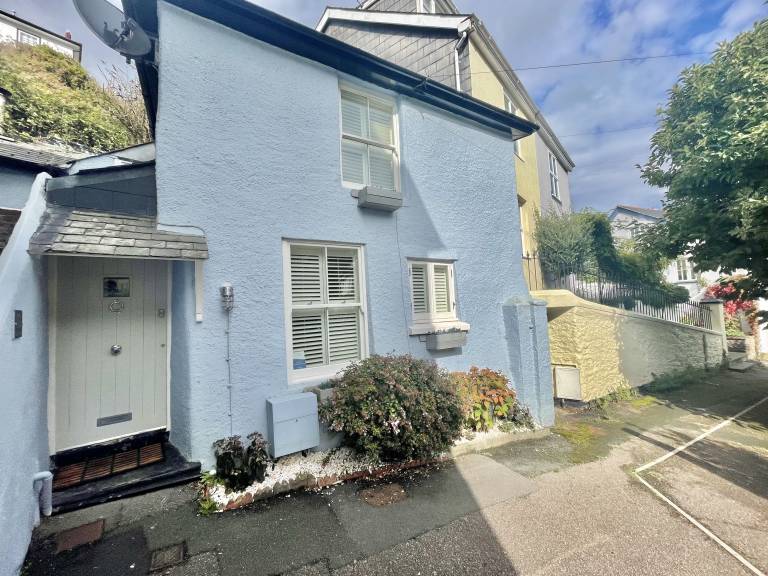 Family-friendly charming cottage with yard | City view | Pet-friendly in Dartmouth