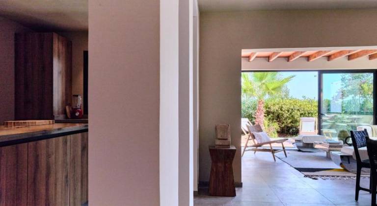 Villa with pool — photo 4