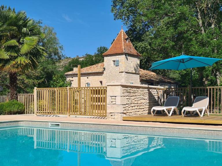 Mobile home with terrace & heated pool in Cahors