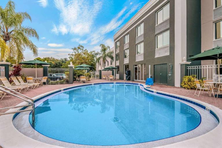 La Quinta Inn & Suites by Wyndham Naples Downtown — photo 3