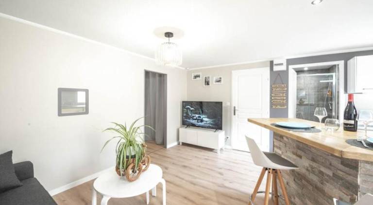 Apartment with pool — photo 2