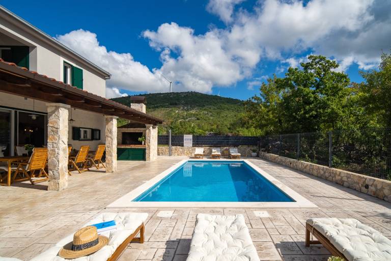 Fully equipped beautiful villa with fast internet, garden & barbecue | Pets allowed in Makarska