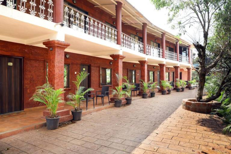 Hotel On the Rocks in Jaoli